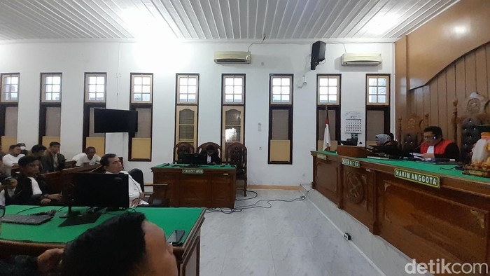 Suasana sidang putusan Kadinkes Sumut Alwi Mujahit Hasibuan di PN Medan