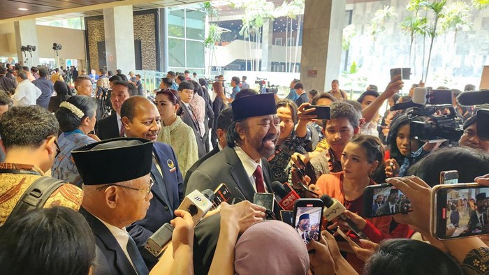 Ketum Partai NasDem, Surya Paloh,  di kompleks parlemen, Senayan, Jakarta, Jumat (16/8/2024).