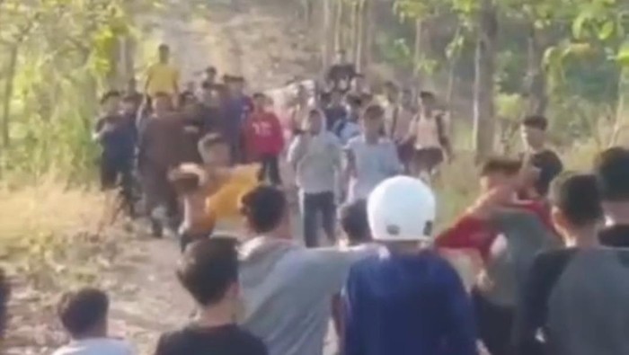 Tangkapan layar video viral perkelahian pelajar di Sumedang