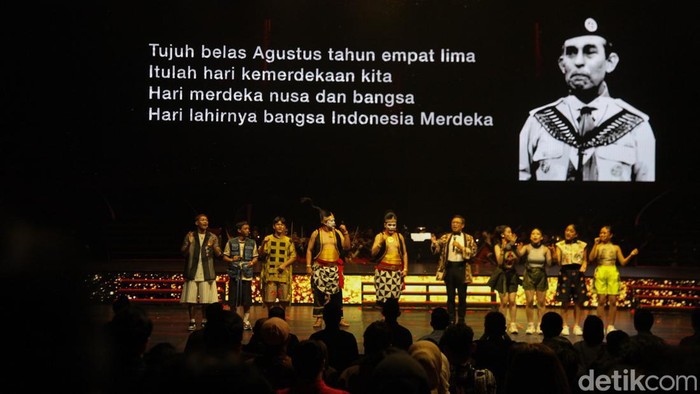 Pentas teater musikal Pagelaran Sabang Merauke 2024 hadir di JIExpo Kemayoran, Jakarta. Mengusung tema Pahlawan Nusantara, Pagelaran Sabang Merauke 2024 sukses menghibur penonton. Para seniman tampil dalam Pagelaran Sabang Merauke 2024 di JIExpo Kemayoran, Jakarta, Jumat (16/8/2024).
