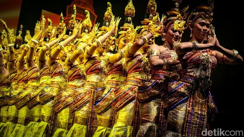 Pentas teater musikal Pagelaran Sabang Merauke 2024 hadir di JIExpo Kemayoran, Jakarta. Mengusung tema Pahlawan Nusantara, Pagelaran Sabang Merauke 2024 sukses menghibur penonton. Para seniman tampil dalam Pagelaran Sabang Merauke 2024 di JIExpo Kemayoran, Jakarta, Jumat (16/8/2024).