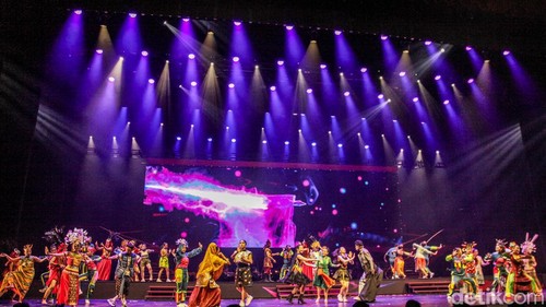 Pentas teater musikal Pagelaran Sabang Merauke 2024 hadir di JIExpo Kemayoran, Jakarta. Mengusung tema Pahlawan Nusantara, Pagelaran Sabang Merauke 2024 sukses menghibur penonton. Para seniman tampil dalam Pagelaran Sabang Merauke 2024 di JIExpo Kemayoran, Jakarta, Jumat (16/8/2024).