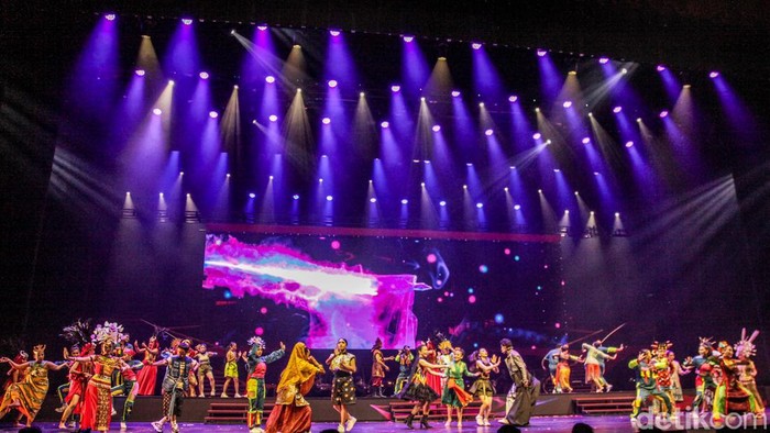 Pentas teater musikal Pagelaran Sabang Merauke 2024 hadir di JIExpo Kemayoran, Jakarta. Mengusung tema Pahlawan Nusantara, Pagelaran Sabang Merauke 2024 sukses menghibur penonton. Para seniman tampil dalam Pagelaran Sabang Merauke 2024 di JIExpo Kemayoran, Jakarta, Jumat (16/8/2024).