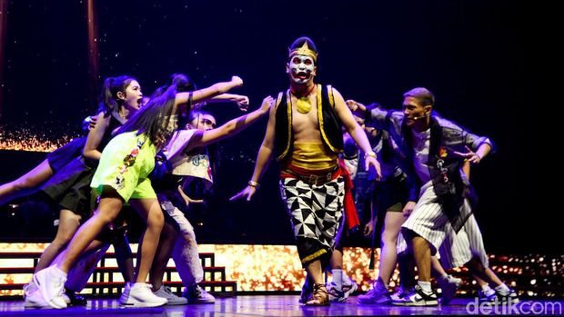 Pentas teater musikal Pagelaran Sabang Merauke 2024 hadir di JIExpo Kemayoran, Jakarta. Mengusung tema Pahlawan Nusantara, Pagelaran Sabang Merauke 2024 sukses menghibur penonton. Para seniman tampil dalam Pagelaran Sabang Merauke 2024 di JIExpo Kemayoran, Jakarta, Jumat (16/8/2024).