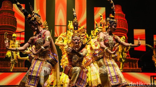 Pentas teater musikal Pagelaran Sabang Merauke 2024 hadir di JIExpo Kemayoran, Jakarta. Mengusung tema Pahlawan Nusantara, Pagelaran Sabang Merauke 2024 sukses menghibur penonton. Para seniman tampil dalam Pagelaran Sabang Merauke 2024 di JIExpo Kemayoran, Jakarta, Jumat (16/8/2024).