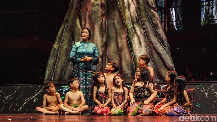 Pentas teater musikal Pagelaran Sabang Merauke 2024 hadir di JIExpo Kemayoran, Jakarta. Mengusung tema Pahlawan Nusantara, Pagelaran Sabang Merauke 2024 sukses menghibur penonton. Para seniman tampil dalam Pagelaran Sabang Merauke 2024 di JIExpo Kemayoran, Jakarta, Jumat (16/8/2024).