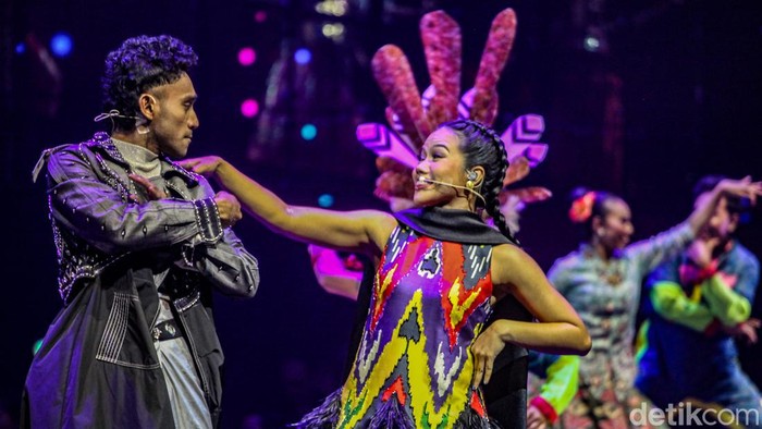 Pentas teater musikal Pagelaran Sabang Merauke 2024 hadir di JIExpo Kemayoran, Jakarta. Mengusung tema Pahlawan Nusantara, Pagelaran Sabang Merauke 2024 sukses menghibur penonton. Para seniman tampil dalam Pagelaran Sabang Merauke 2024 di JIExpo Kemayoran, Jakarta, Jumat (16/8/2024).