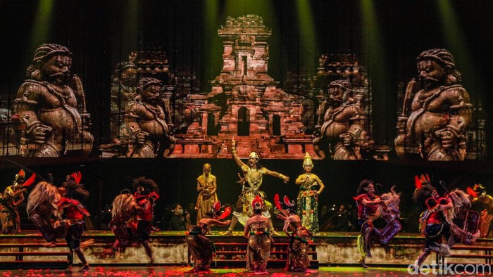 Pentas teater musikal Pagelaran Sabang Merauke 2024 hadir di JIExpo Kemayoran, Jakarta. Mengusung tema Pahlawan Nusantara, Pagelaran Sabang Merauke 2024 sukses menghibur penonton. Para seniman tampil dalam Pagelaran Sabang Merauke 2024 di JIExpo Kemayoran, Jakarta, Jumat (16/8/2024).