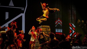 Iringan musik dibawakan oleh Jakarta Concert Orchestra.