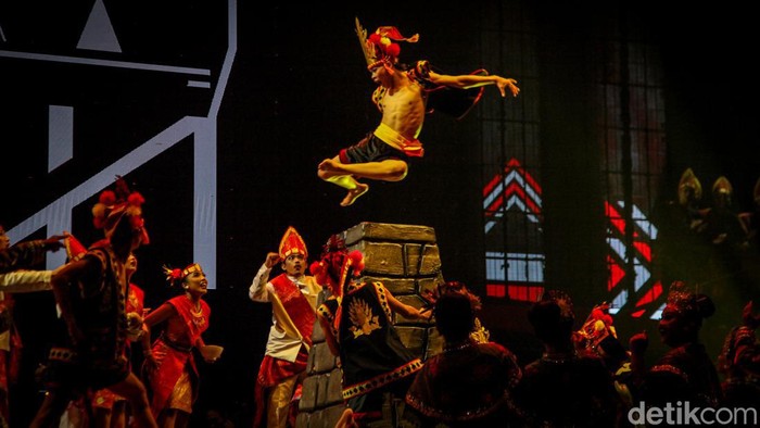 Pentas teater musikal Pagelaran Sabang Merauke 2024 hadir di JIExpo Kemayoran, Jakarta. Mengusung tema Pahlawan Nusantara, Pagelaran Sabang Merauke 2024 sukses menghibur penonton. Para seniman tampil dalam Pagelaran Sabang Merauke 2024 di JIExpo Kemayoran, Jakarta, Jumat (16/8/2024).