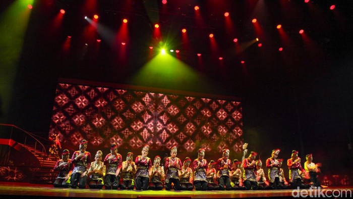Pentas teater musikal Pagelaran Sabang Merauke 2024 hadir di JIExpo Kemayoran, Jakarta. Mengusung tema Pahlawan Nusantara, Pagelaran Sabang Merauke 2024 sukses menghibur penonton. Para seniman tampil dalam Pagelaran Sabang Merauke 2024 di JIExpo Kemayoran, Jakarta, Jumat (16/8/2024).