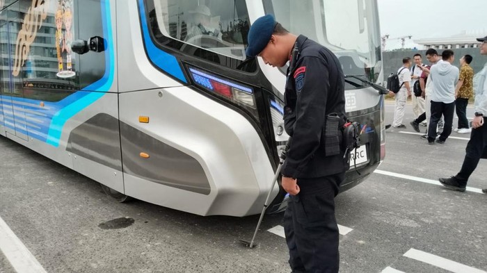 Tim Jibom Detasemen Polda Kaltim melakukan sterilisasi terhadap kereta otonom Presiden di IKN.