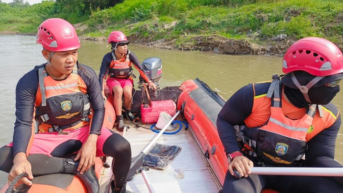 Tim SAR Gabungan melakukan pencarian terhadap pelajar SMP Negeri 1 Muara Enim dilaporkan hilang terseret arus sungai Lematang.