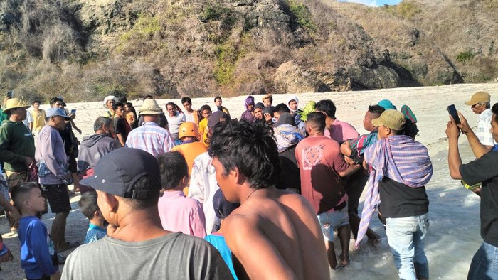 Tim SAR mengevakuasi jenazah nelayan yang hilang saat memanah bersama sejumlah rekannya di Lombok Tengah, NTB. (Dok. Kantor SAR Mataram)