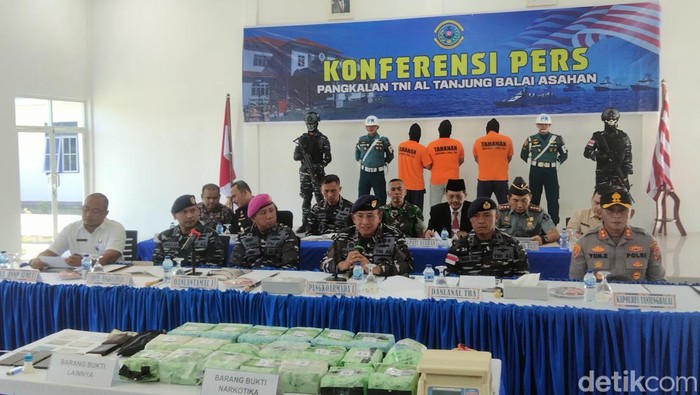 TNI AL menggagalkan penyelundupan 21 kg sabu melalui jalur laut di perairan Asahan. (Perdana Ramadhan/detikSumut)