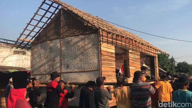 Tradisi gotong rumah warga kampung Wates, Majalengka.