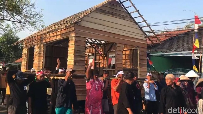 Tradisi gotong rumah warga kampung Wates, Majalengka.