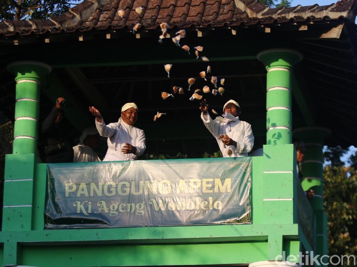 Ribuan masyarakat berebut apem saat puncak acara Saparan Ki Ageng Wonolelo, di Ngemplak, Sleman, Jumat (16/8/2024).