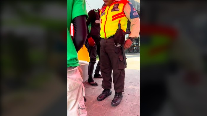 Video pengemudi ojol diduga melakukan pelecehan verbal (cat calling) viral di medsos. Driver ojol terduga cat calling itu mengelak saat dilabrak. (dok Pribadi)