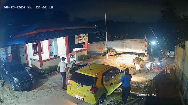 Video viral anggota polisi dikeroyok di pos jaga. Satu pelaku berseragam TNI. (Istimewa)