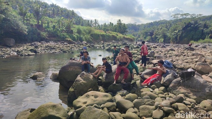 Warga Ciamis ramai-ramai berburu ikan di Sungai Citanduy yang mulai mengering setelah alirannya ditutup untuk Bendungan Leuwikeris