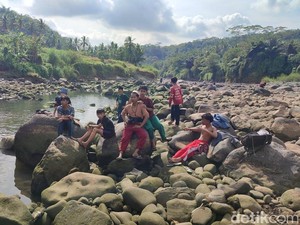 Warga Ramai-ramai Berburu Ikan di Sungai Citanduy Ciamis yang Surut