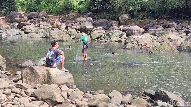 Warga Ciamis ramai-ramai berburu ikan di Sungai Citanduy yang mulai mengering setelah alirannya ditutup untuk Bendungan Leuwikeris