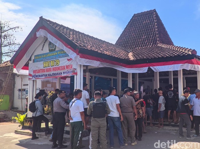 Warga menuntut Lurah Piyaman, Wonosari, Gunungkidul, agar meminta maaf gegara bantuan sumur bor dari Kemenhan tak terealisasi, Jumat (16/8/2024).