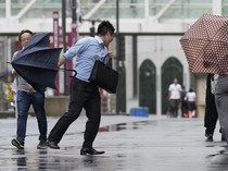 Warga Tokyo Kewalahan Hadapi Topan Ampil
