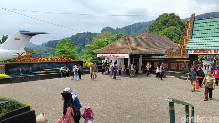 Warga mengunjungi Kawasan Wisata Baturraden, Kabupaten Banyumas, foto diunggah Jumat (16/8/2024).