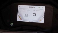 Kenyamanan berkendara lain meliputi panel instrumen TFT-LCD dengan konektivitas Bluetooth ke ponsel pintar pengendara, port pengisian daya USB di bawah jok, sistem smart key, juga lampu-lampu full LED. Foto: Dok. WMoto