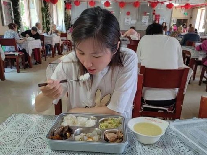 Yang, wanita yang tinggal di panti jompo