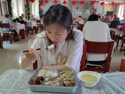 Terlalu Banyak Kerja, Wanita Ini Tinggal di Panti Jompo di Usia 38 Tahun Terlalu Banyak Kerja, Wanita Ini Tinggal di Panti Jompo di Usia 38 Tahun