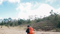 NEtizen pun dibuat iri karena Yura Yunita begitu epik di foto pendakiannya. Serta dia juga berhasil mendapatkan momen milky way di sana.(Yura Yunita/Instagram)