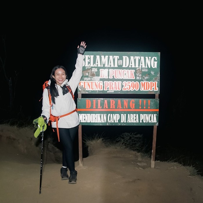 Yura Yunita di Gunung Prau Yura Yunita di Gunung Prau