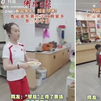 Membawa pulang kesuksesan dan ketenaran tidak membuat gadis 18 tahun tersebut jadi besar kepala. Sebuah video yang viral memperlihatkan bahwa setelah kembali ke China, Zhou Yaqin bahkan masih mau menjadi pelayan di restoran orang tuanya. Foto: Dok. Douyin