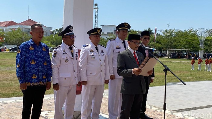 6 ASN Pemkot Palopo bacakan pernyataan sanksi moral pada Upacara HUT RI. Muhammad Aulia/detikSulsel