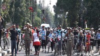 Proses pengibaran dilakukan oleh empat petugas Diskar PB. Mereka turun dari atas flyover dengan seutas tali sembari membentangkan merah putih. Aksi tersebut bertajuk 3 Menit untuk Indonesia.