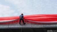 Pengibaran bendera raksasa ini dilakukan pada Sabtu (17/8/2024) di persimpangan Cikapayang, Dago. Tepat pukul 10.05 WIB, petugas Diskar PB Kota Bandung mengibarkan bendera merah putih berukuran 20x4 meter dari atas flyover.