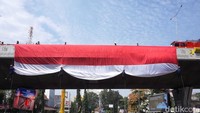 Masyarakat Kota Bandung memperingati HUT ke-79 RI dengan berbagai cara, salah satunya dengan memberi hormat kepada bendera merah putih raksasa yang dibentangkan di flyover Mochtar Kusumaatmadja.