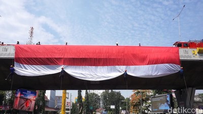 Hormat Warga Bandung untuk Merah Putih Raksasa
