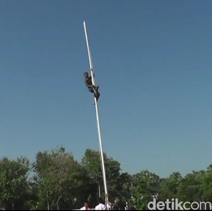 Aksi Heroik Satpol PP panjat tiang bendera untuk ambil tali yang lepas
