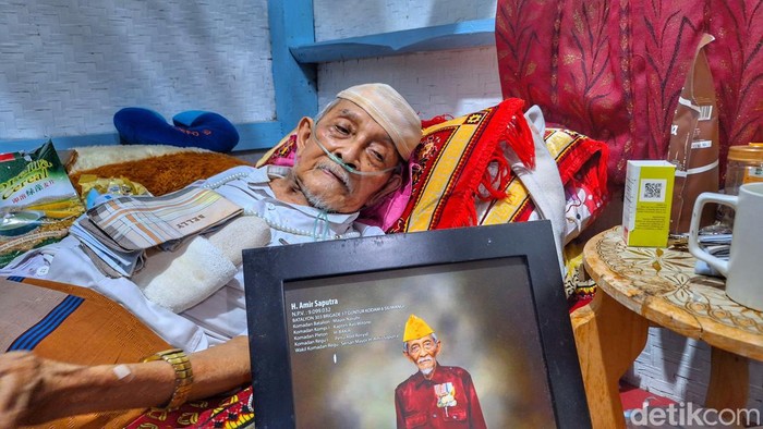 Amir Saputra (92), seorang Veteran saat berbincang dengan detikJabar.