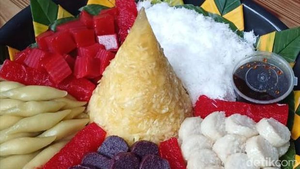 Aneka jajanan tradisional bernuansa merah putih.