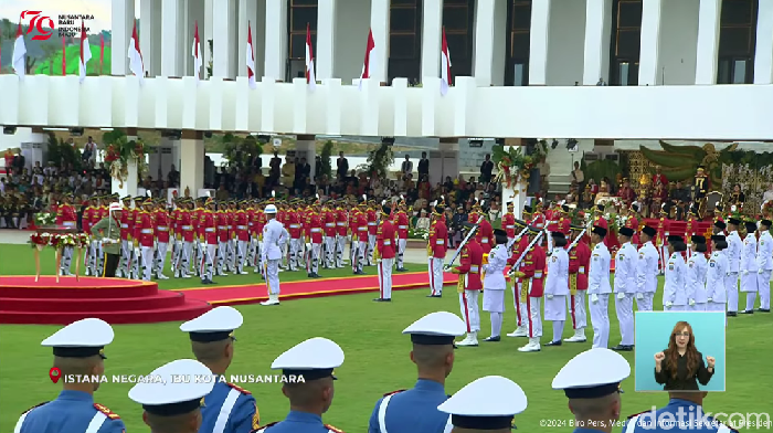 anggota paskibraka bendera Merah-Putih mengenakan hijab saat upacara HUT Kemerdekaan RI ke-79 di Ibu Kota Negara (IKN), Sabtu (17/8/2024).