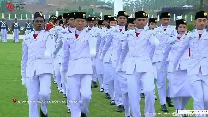 anggota paskibraka bendera Merah-Putih mengenakan hijab saat upacara HUT Kemerdekaan RI ke-79 di Ibu Kota Negara (IKN), Sabtu (17/8/2024).