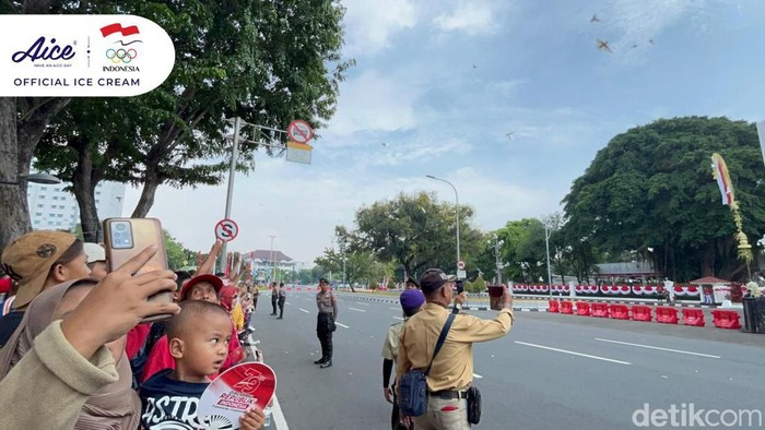Antusiasme Warga Nonton Detik-detik Proklamasi di Depan Istana (Anggi/detikcom)