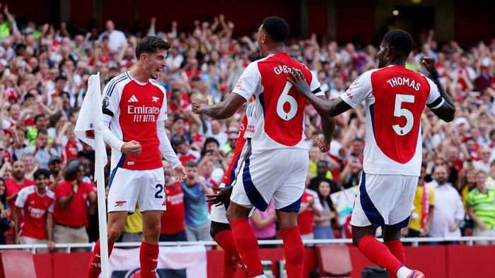 LONDON, ENGLAND - AUGUST 17: Kai Havertz of Arsenal celebrates scoring his teams first goal with teammates Gabriel and Thomas Partey during the Premier League match between Arsenal FC and Wolverhampton Wanderers FC at Emirates Stadium on August 17, 2024 in London, England. (Photo by Eddie Keogh/Getty Images)