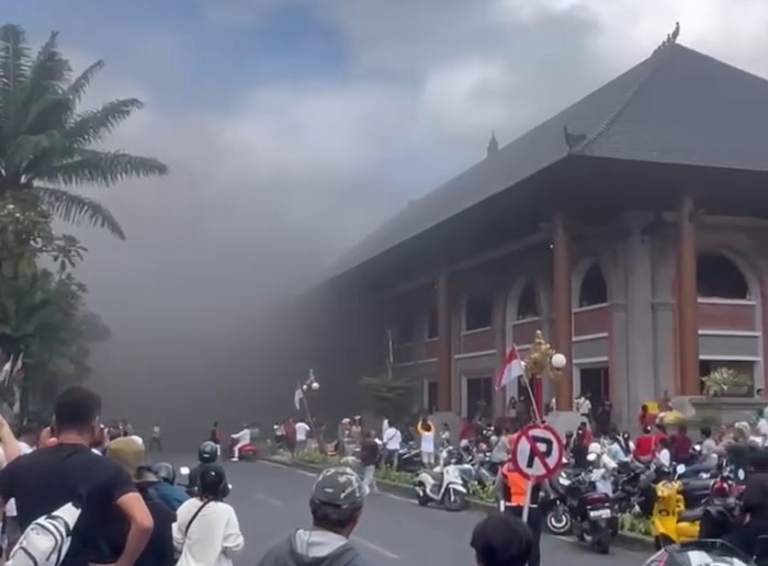 Asap mengepul saat kebakaran Pasar Ubud yang berlokasi di tengah-tengah kawasan wisata Ubud, Gianyar, Bali, pada Sabtu (17/8/2024). (Foto: Istimewa)