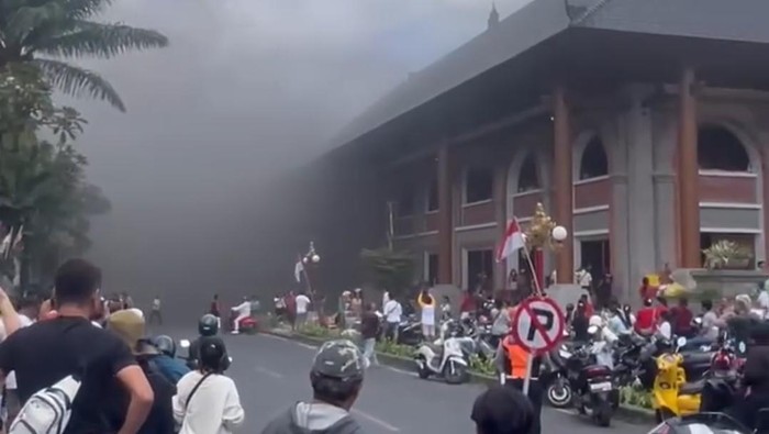 Asap mengepul saat kebakaran Pasar Ubud yang berlokasi di tengah-tengah kawasan wisata Ubud, Gianyar, Bali, pada Sabtu (17/8/2024). (Foto: Istimewa)